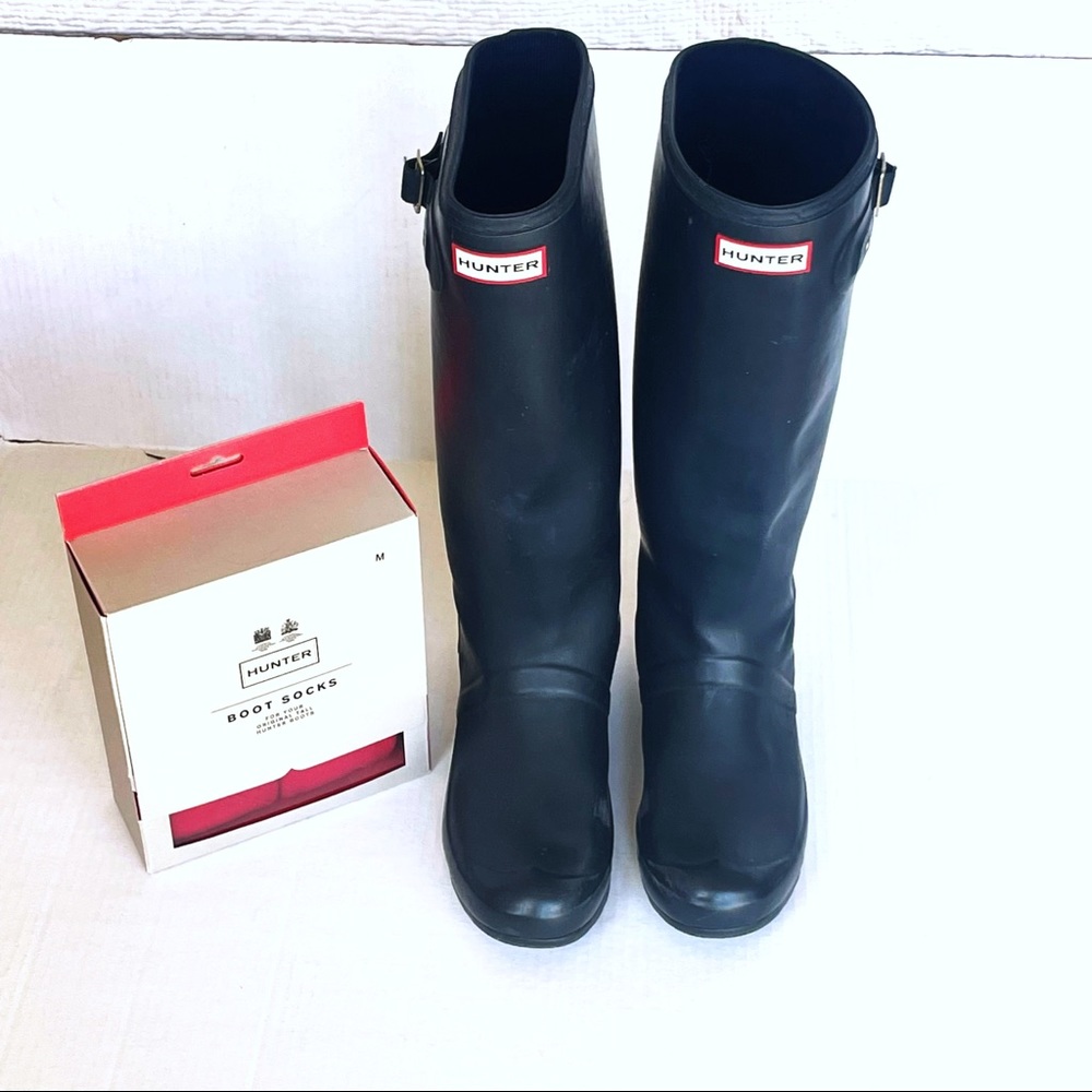 Hunter in navy boots with red boots socks sz 8